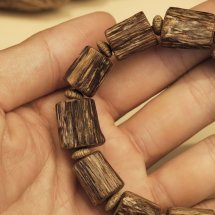 Vòng tay trầm hương -Trầm tự nhiên tốc kiến 12li – Trúc Hưng Vượng Phát