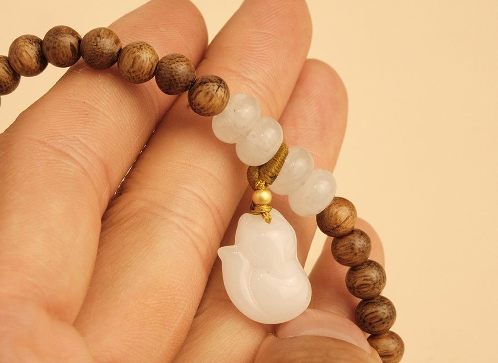 Vòng tay DANA Trầm Hương, Trầm tốc vườn 6li phối charm đá Cửu Vĩ Bảo Kim Trắng, 2 vòng